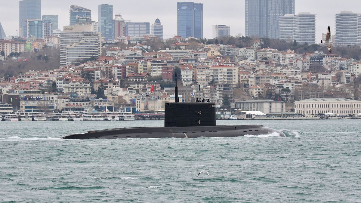 Ruská ponorka proplula Bosporem do Černého moře